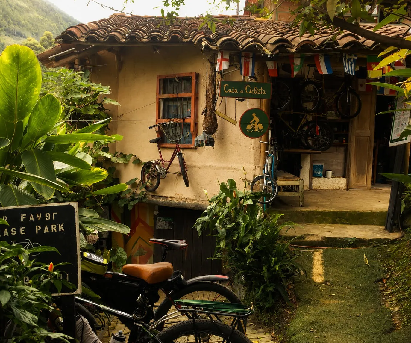 Fachada de la Casa del Ciclista en San Antonio de Prado, Medellín