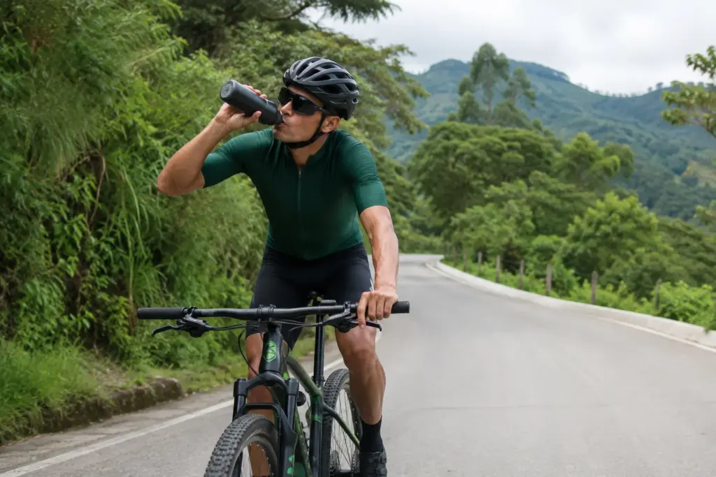 ciclista hidratándose