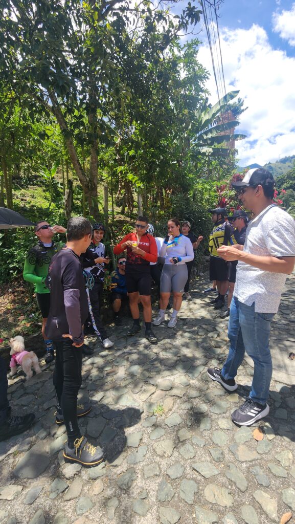 Ciclistas reciben consejos de hidratación