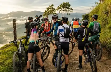 grupo de ciclistas en tour con enciclao