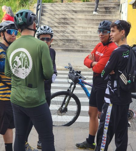 grupo de ciclistas hablando
