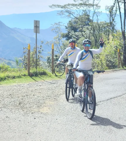 Pareja feliz en la Ruta de la sal