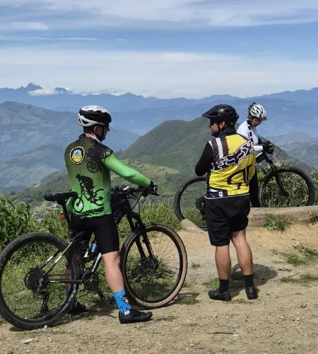 dos personas en la ruta de la sal medellin
